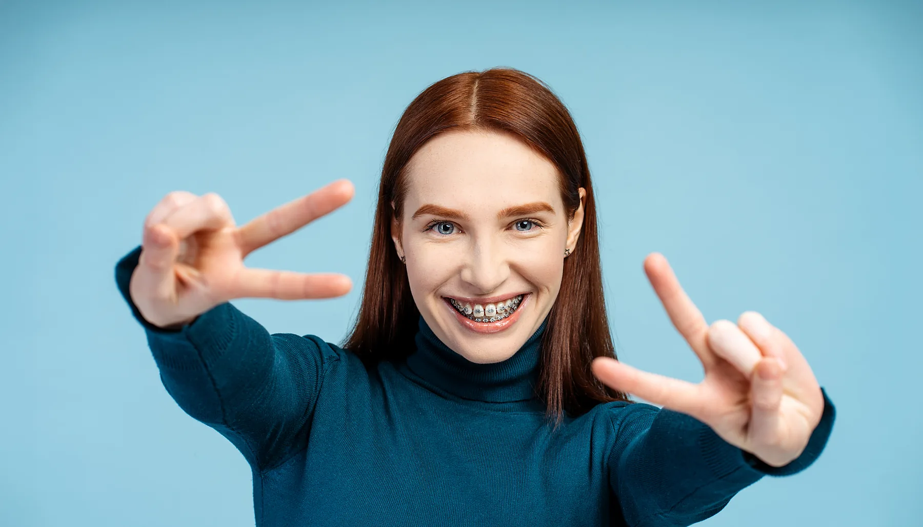 Junge Frau mit fester Zahnspange