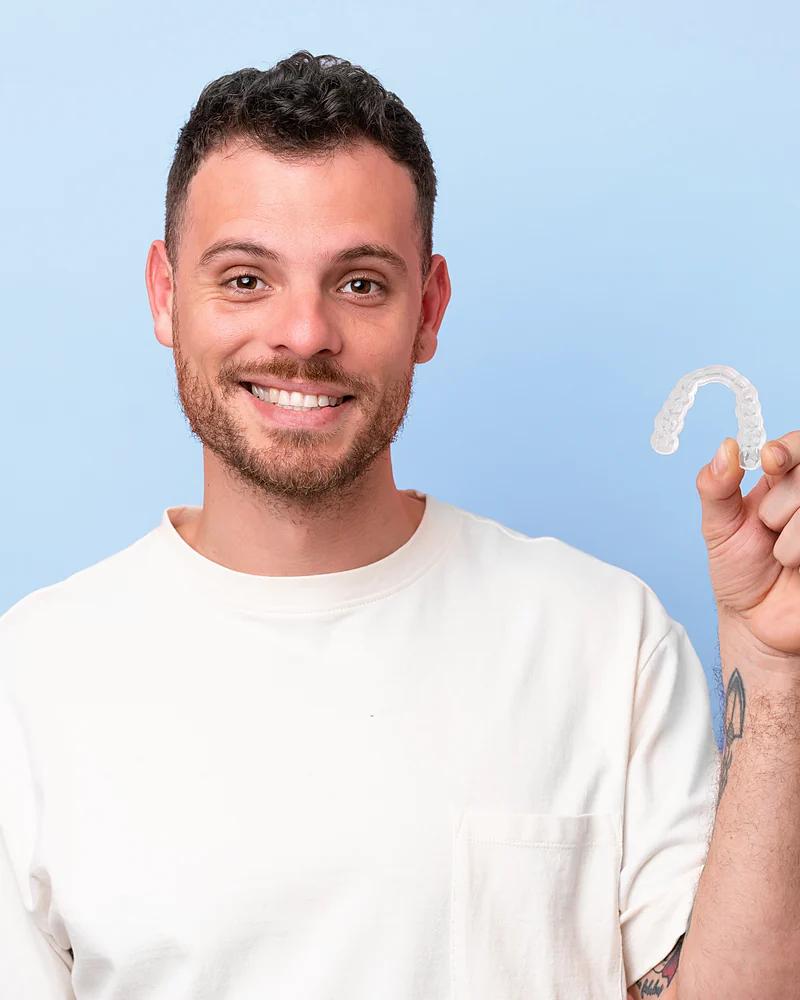 Mann mit transparenter Aligner-Schiene