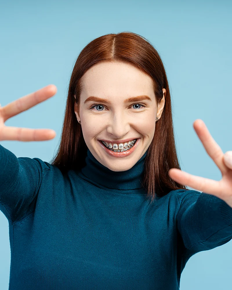 Junge Frau mit fester Zahnspange
