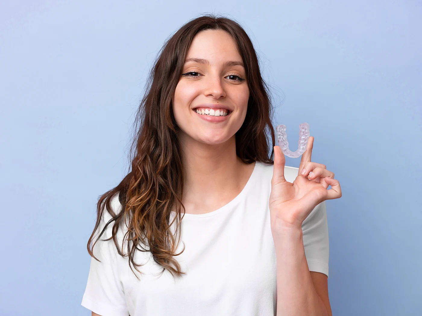 Frau mit transparenter Aligner-Schiene