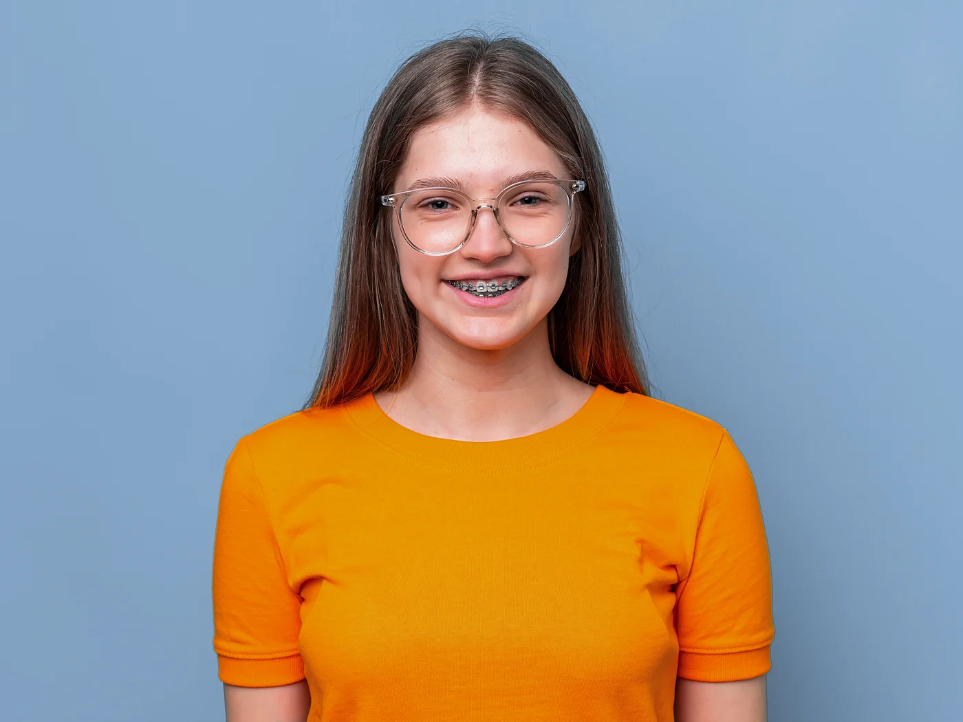 Mädchen mit Brille und fester Zahnspange